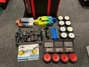 team associated rc8b4e 1/8 electric buggy team kit + hobbywing xr8 plus + hobbywing sensored motor + power hd 20 kg servo + team corally pit koffer + 3x gens ace 6000mah lipo + extra banden!