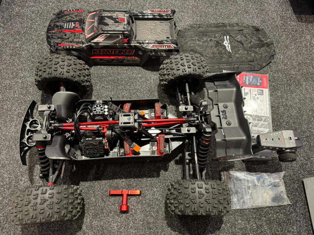 arrma 1/5 kraton 4×4 8s blx exb brushless monster truck rtr black + m2c hinge pins + gpm diff huizen + dusty cover echt in een top staat met 1 jaar garantie!