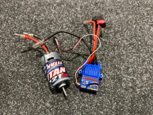 traxxas titan 12t brushed motor + traxxas xl5 esc regelaar (gebruikt maar als nieuw)!