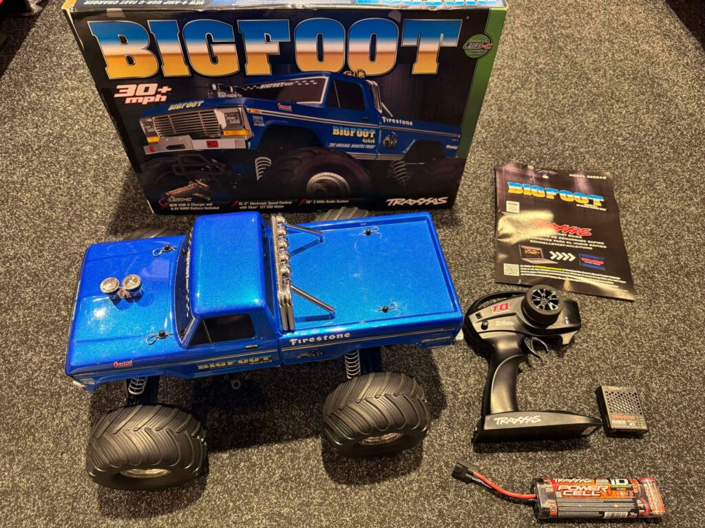 traxxas bigfoot 1/10 2wd electro brushed monster truck hd rtr roze inclusief traxxas power pack en usb c lader (versie 2024)