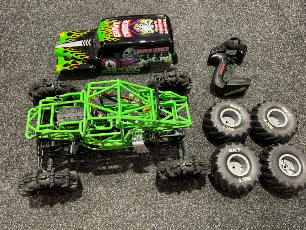 axial smt10 grave digger 1/10 4wd monster jam truck rtr + hobbywing sensored brushless set + proline banden en velgen echt in een top staat (uniek model)!