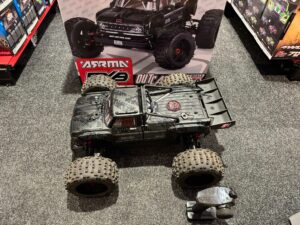 arrma 1/5 outcast 4wd extreme bash roller stunt truck black (exb) + hobbywing max5 en hobbywing 1100kv + power hd 80kg servo + absima zender in een nette staat!