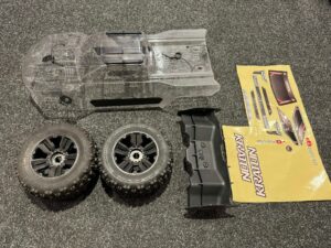 arrma kraton 1/5 body met wing en 1/5 banden (helemaal nieuw)!