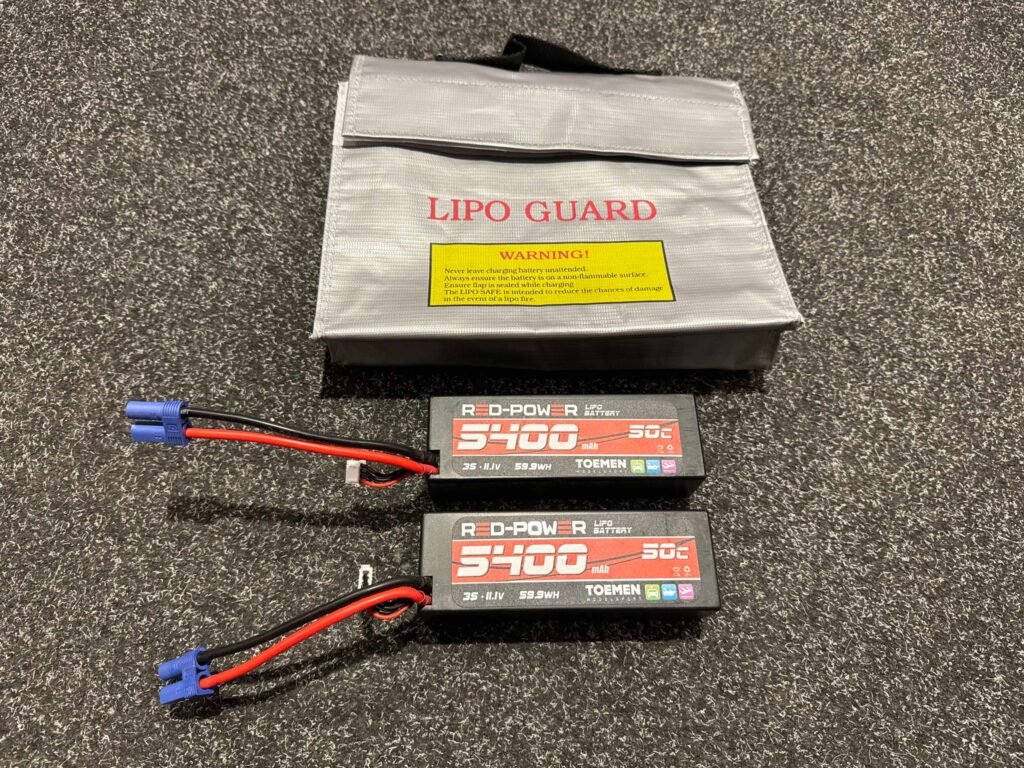 2x red power racing 50c 100c 5400mah 3s harcase lipo batterij met een lipo zak in een top staat!