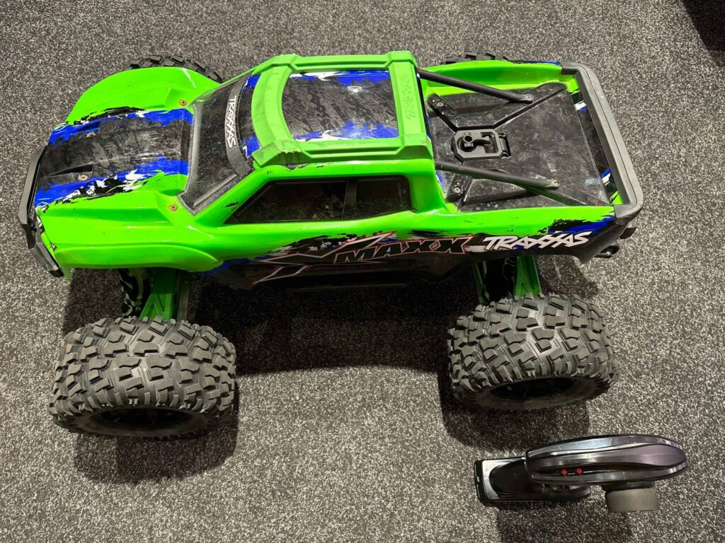 traxxas x maxx 8s brushless monster truck rtr + hobbywing max5 en hobbywing 800kv motor + mod 1.5 tandwielen set + traxxas heavy duty armen set en nog veel meer!