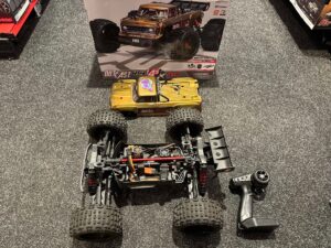 arrma 1/10 outcast 4x4 4s blx stunt truck rtr brons in een mooie staat (achter diff defect)!