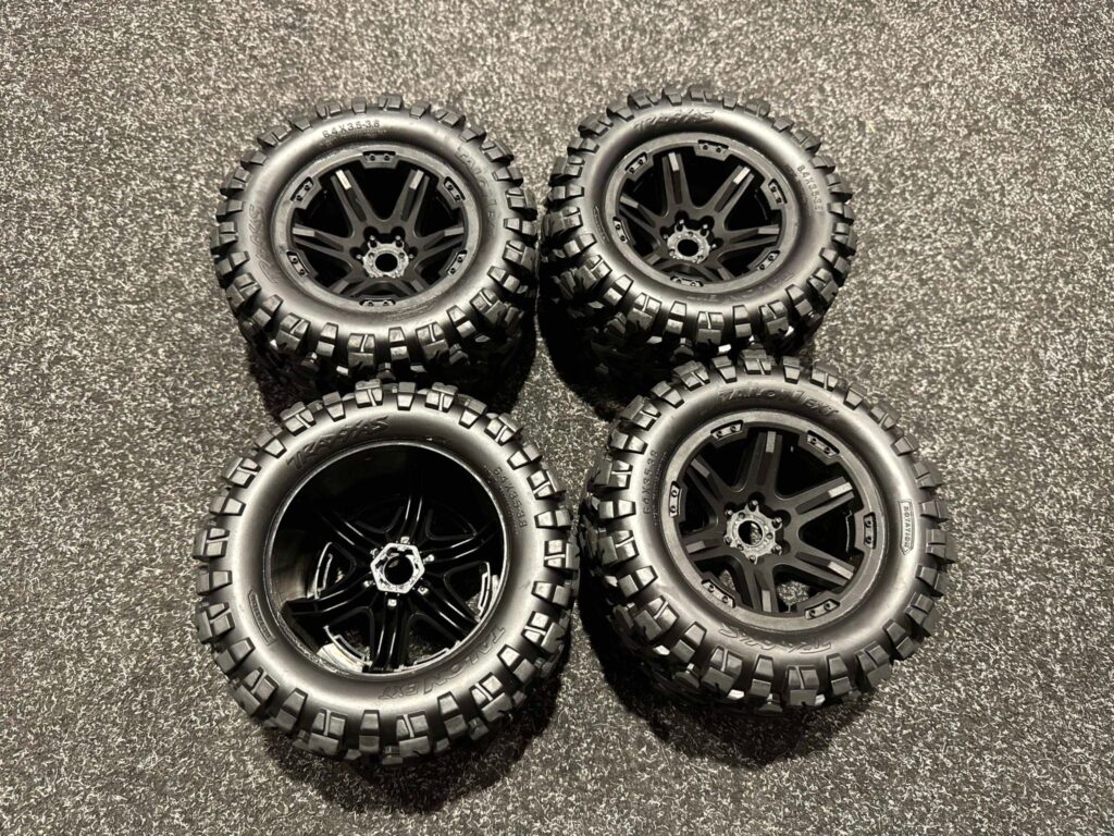 4x traxxas 1/8 talion ext banden met velgen echt als nieuw!