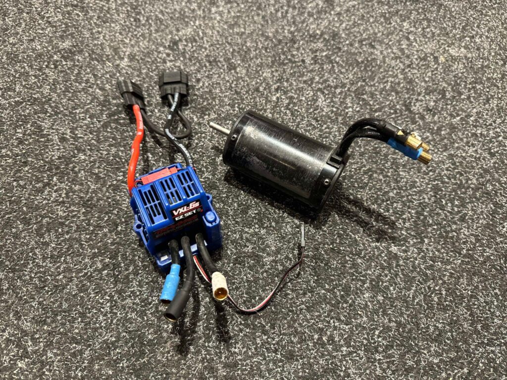 traxxas vxl 6s regelaar (x maxx 6s) + traxxas 1600kv motor (gebruikt maar in orde)!