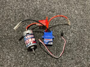 traxxas xl5 brushed regelaar (zonder stekker) + traxxas titan 12t 550 brushed motor (gebruikt)!