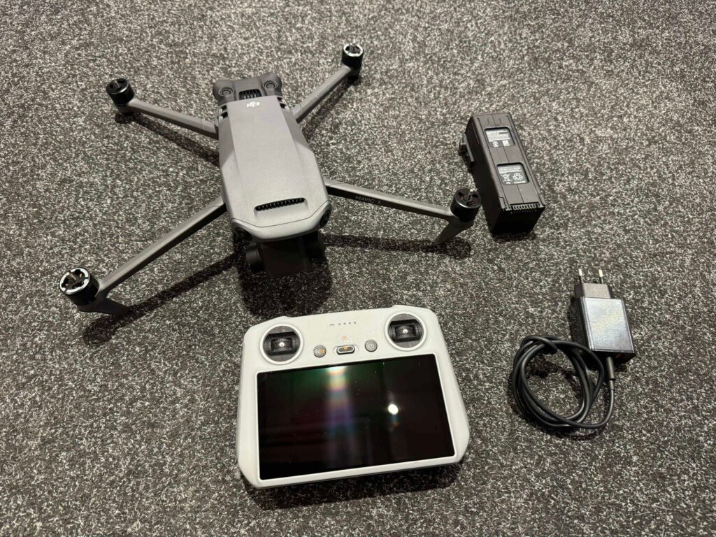 dji mavic 3 compleet met zender, accu en lader (pootje beschadigd) vliegt wel!