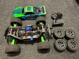 traxxas maxx 4s v1 brushless monster truck + traxxas bluetooth module + traxxas wide kitt en traxxas trx2085x servo (gebruikt)!