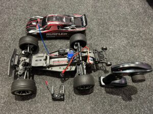 traxxas rustler 2wd brushed electro truggy rtr met traxxas led set en wheelybar met aluminium wieltjes in een nette staat!