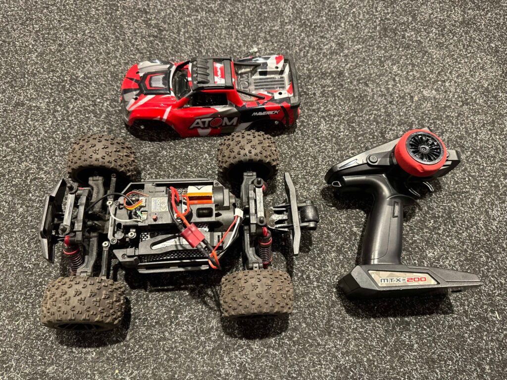 maverick atom 1/18 4wd electric monster truck (leuk voor de hobbyist / voor onderdelen / werking onbekend)!