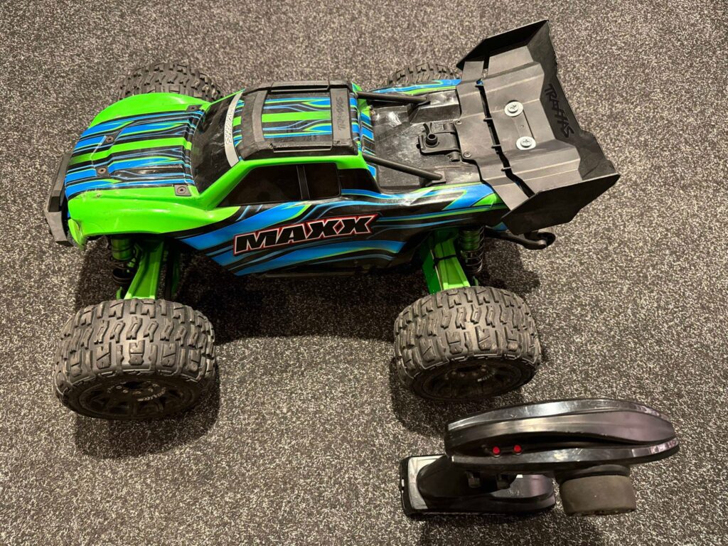 traxxas maxx 1/10 4s brushless monster truck tsm rtr met gpm stalen assen + traxxas led set + traxxas wide kit + proline trencher banden (gebruikt maar in orde)!