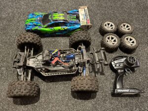 traxxas rustler 4x4 vxl brusless electro truggy rtr + 2e set banden + 4 stalen assen + traxxas coolingfan (gebruikt maar in orde)!