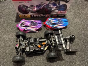 arrma 1/8 tlr tuned typhon 6s 4wd blx buggy rtr rood/blauw echt als nieuw met 2e body!