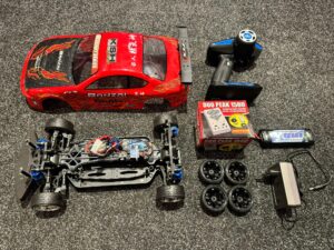 ftx banzai 1/10 brushed drift car 4wd rtr in de kleur rood met 2e set banden en snellader!