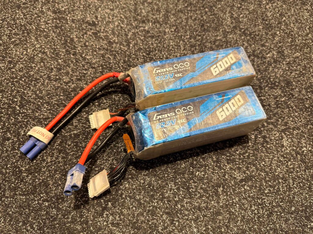 2x gens ace 6000mah 22.2v 45c 90c 6s1p lipo batterij met ec5 stekker (gebruikt maar in orde)!