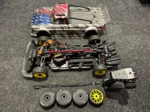 arrma infraction 2020 v2 6s blx 1/7 brushless street basher 4wd rtr in de kleur zilver in een nette staat!