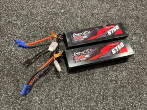 2x gens ace 6750mah 14.8v 60c 120c 4s2p lipo batterij ec 5 (traxxas x maxx 8s / traxxas xrt 8s) echt als nieuw!