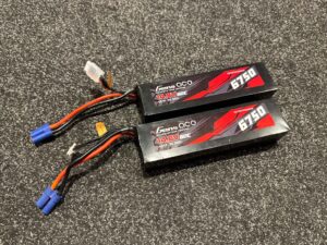 2x gens ace 6750mah 14.8v 60c 120c 4s2p lipo batterij ec 5 (traxxas x maxx 8s / traxxas xrt 8s) echt als nieuw!