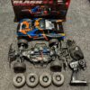 traxxas slash 4×4 ultimate brushless shourt course truck rtr tsm 2.4ghz + 2e set banden + traxxas bluetooth module + dusty cover in een mooie staat!