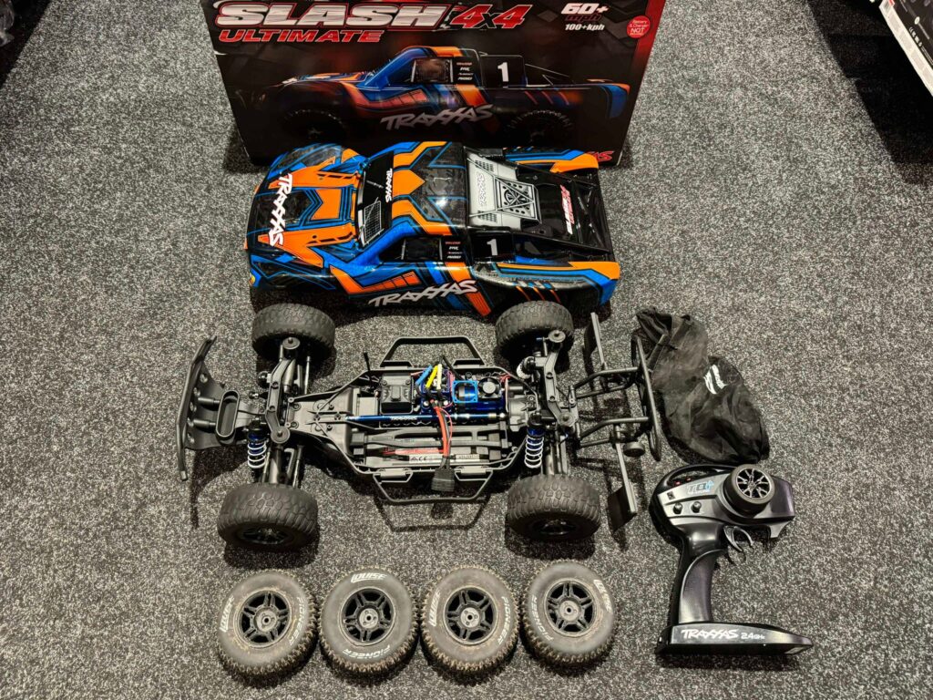 traxxas slash 4×4 ultimate brushless shourt course truck rtr tsm 2.4ghz + 2e set banden + traxxas bluetooth module + dusty cover in een mooie staat!