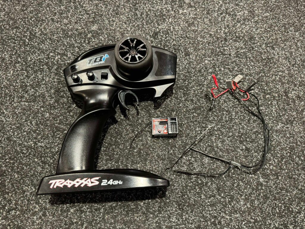 traxxas tqi zender met traxxas ontvanger en sensoren in een top staat!