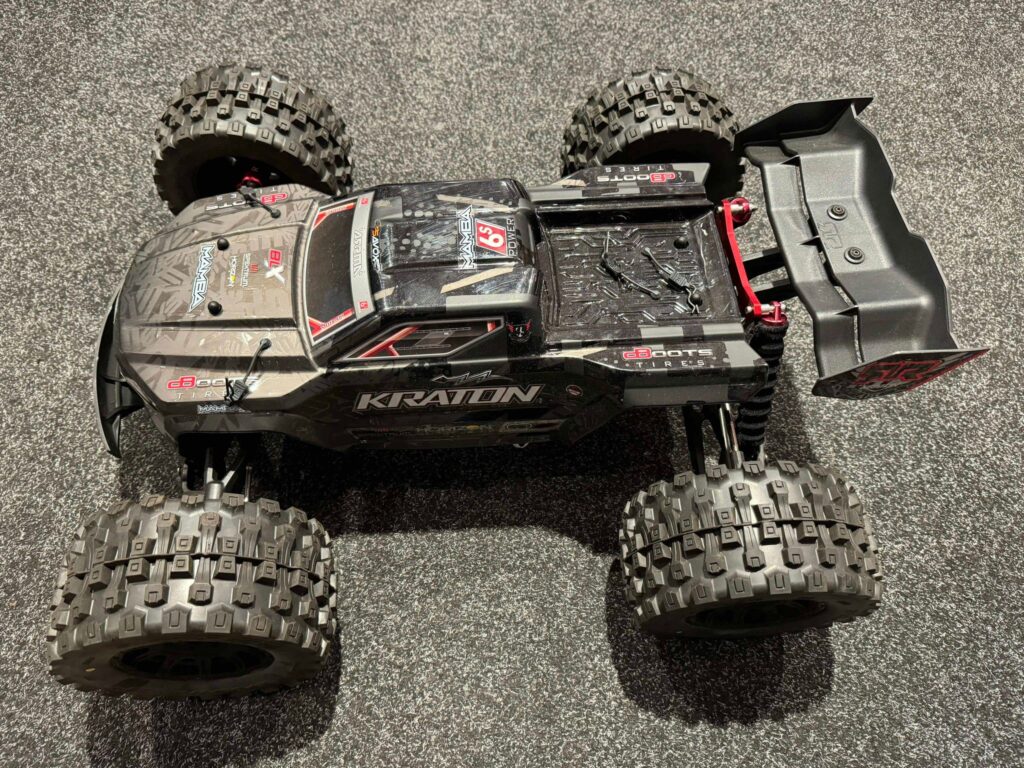 arrma kraton 1/8 exb monster truck + castle creations x8s esc + 1717 1650kv motor + savox 2290mg servo + gpm aluminium stuurblokken en achterblokken + proline badlands + gpm aluminium diff huis achter (echt als nieuw)!