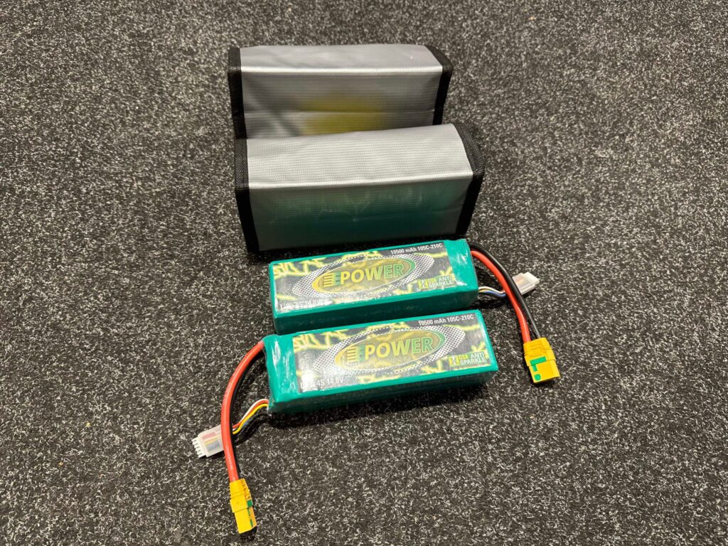 2x e power 4s 10500 mah semi hardcase 105c/210c lipo batterijen met 2x lipo guards in een nette staat!