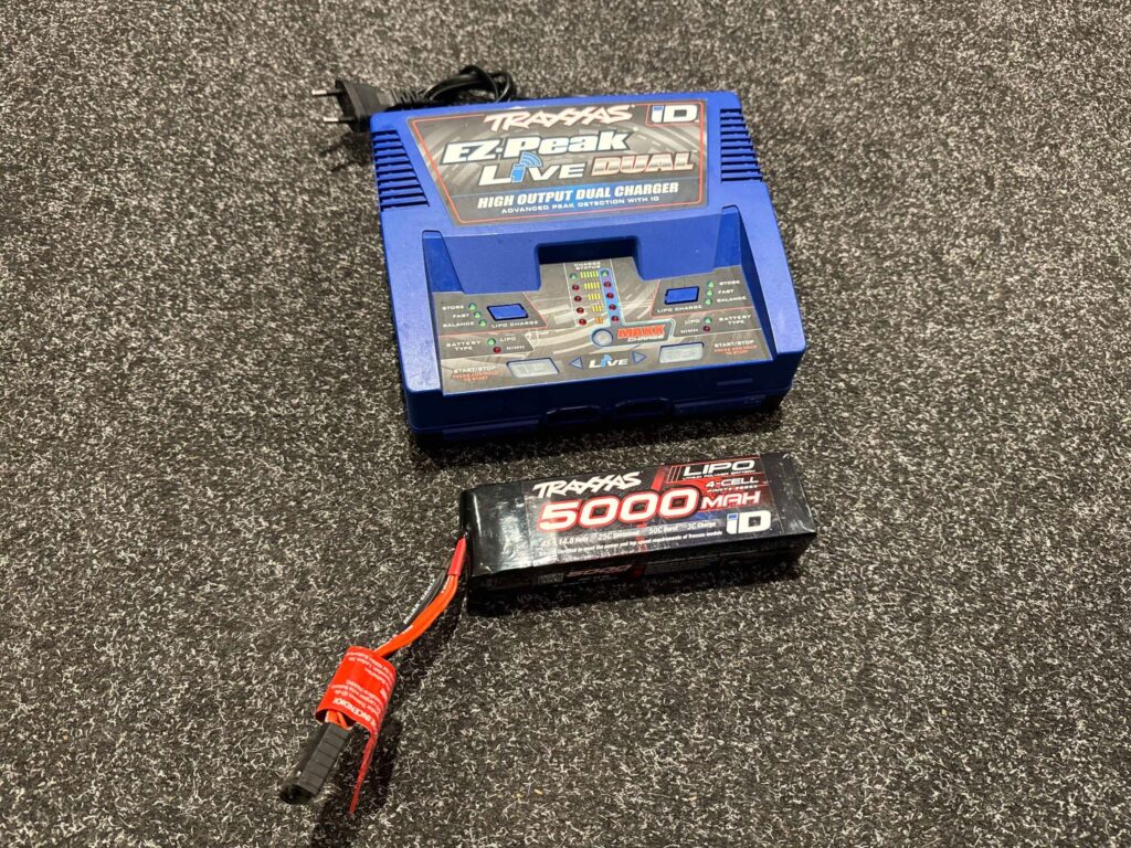 traxxas charger ez peak live duo charger 200w nimh & lipo with id auto bat trx2973g + traxxas 5000mah 14.8v 4 cell 25c lipo battery – trx2889x in goede staat!