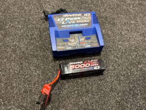 traxxas charger ez peak live duo charger 200w nimh & lipo with id auto bat trx2973g + traxxas 5000mah 14.8v 4 cell 25c lipo battery – trx2889x in goede staat!