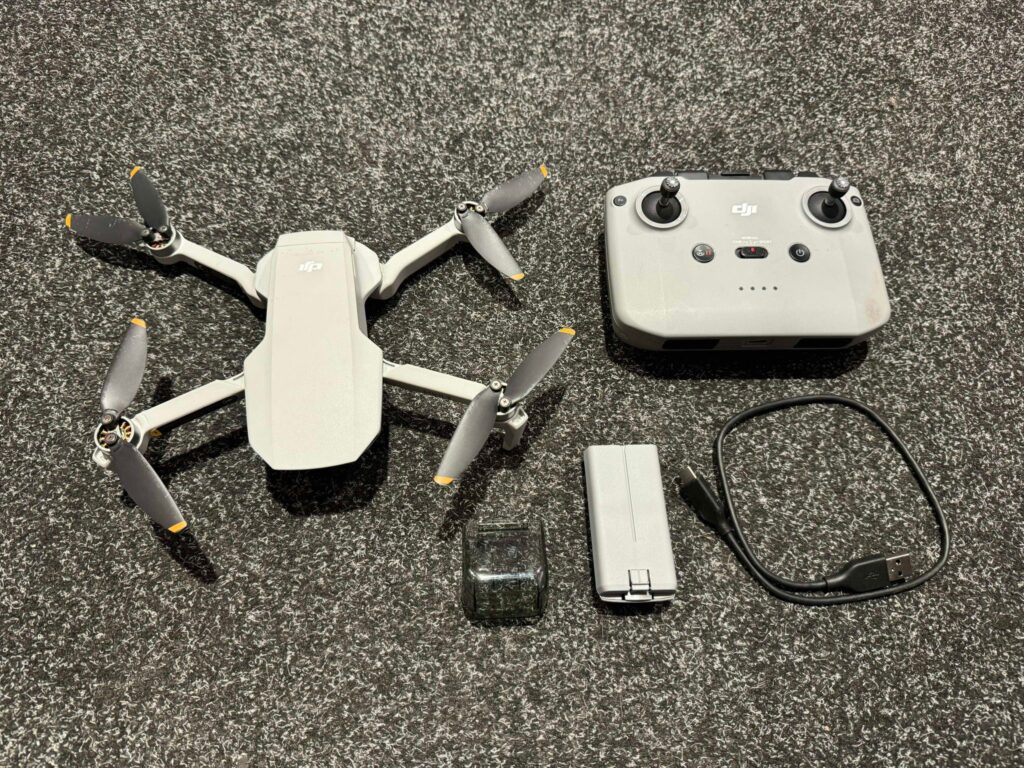 dji mini 2 compleet geleverd met accu, laadkabel en zender in een nette staat!