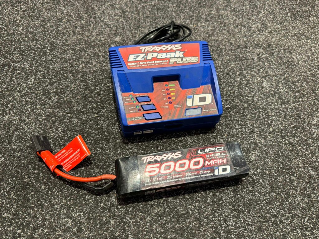 1x traxxas power cell lipo 5000mah 11.1v 3s 25c id + traxxas ez peak plus lader (gebruikt maar in orde)!