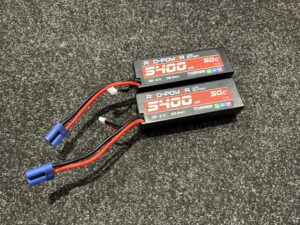 2x red power 5400mah 3s 11.1v lipo batterijen met ec 5 stekker als nieuw!