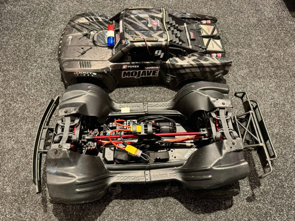 arrma mojave 1/7 exb short course truck + hobbywing max8 met hobbywing 2200kv 6s motor + power hd 30kg servo + futaba ontvanger + scorched parts rc (gebruikt)!