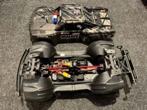 arrma mojave 1/7 exb short course truck + hobbywing max8 met hobbywing 2200kv 6s motor + power hd 30kg servo + futaba ontvanger + scorched parts rc (gebruikt)!