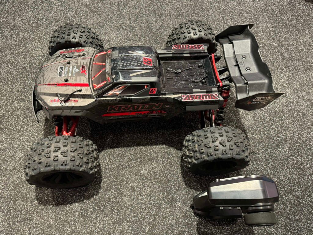 arrma 1/8 kraton 6s blx 4x4 extreme bash speed monster truck rtr zwart + hobbywing max6 en 1650kv motor + savox metalen servo + rpm draagarmen + rpm mudflaps in een top staat!