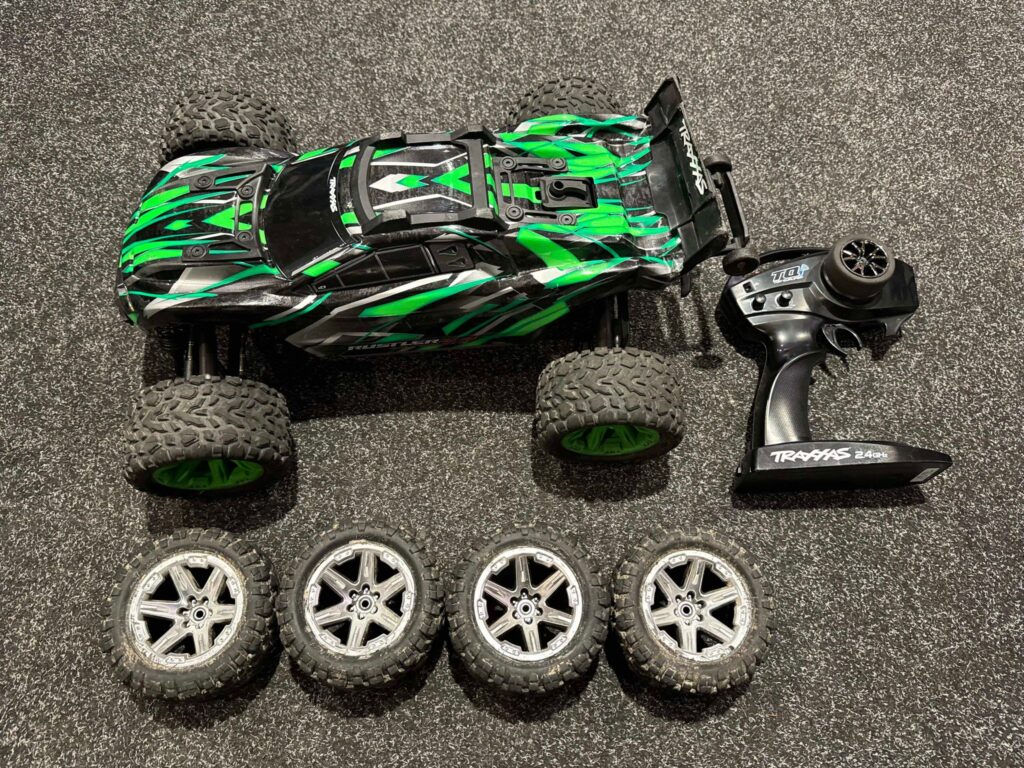 traxxas rustler 4x4 vxl brushless electro truggy tsm rtr 2.4 ghz met 2e set banden + luxe aluminium schokdempers