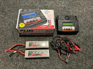 rc plus power 80 lipo lader met 2x team corally 4000mah 2s lipo batterijen (gebruikt maar in orde)!