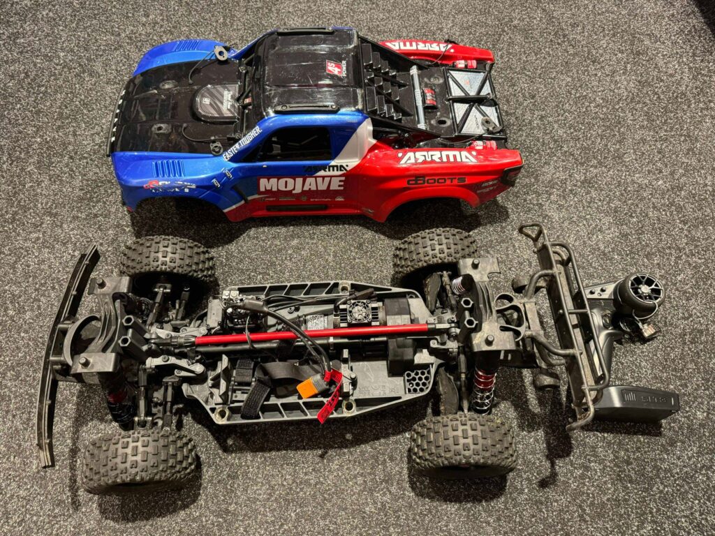 arrma 1/8 mojave 4x4 4s blx desert truck rtr in de kleur blauw (gebruikt)!