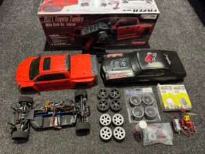 kyosho fazer mk2 toyota tundra 2021 met 4 sets banden + extra basher body + extra motor en regelaar in een top staat!