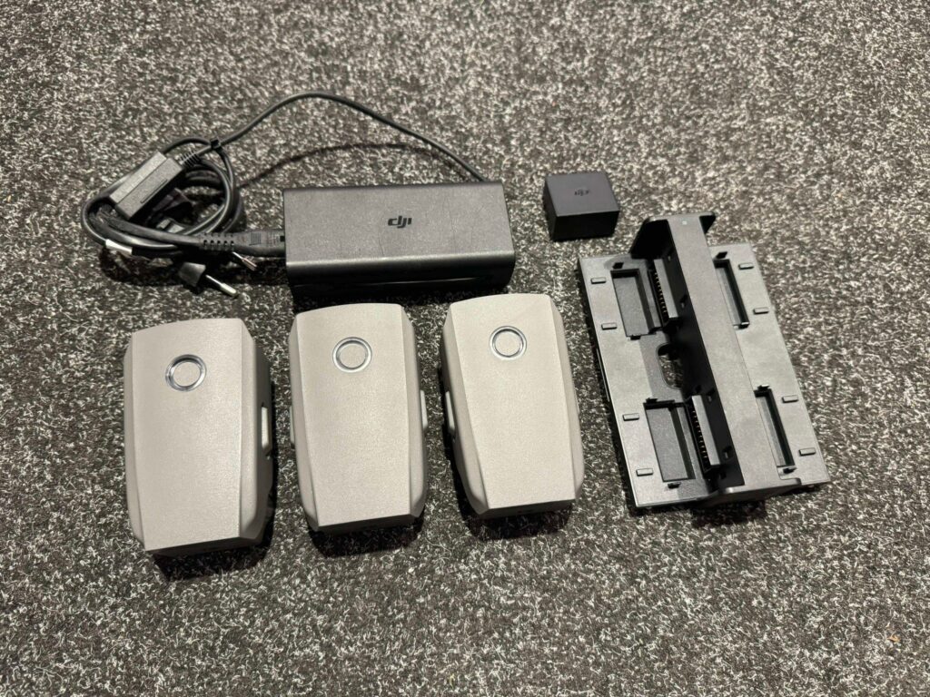 3x dji mavic 2 pro / dji mavic 2 zoom batterijen + dji lader + dji multilader in een goede staat!