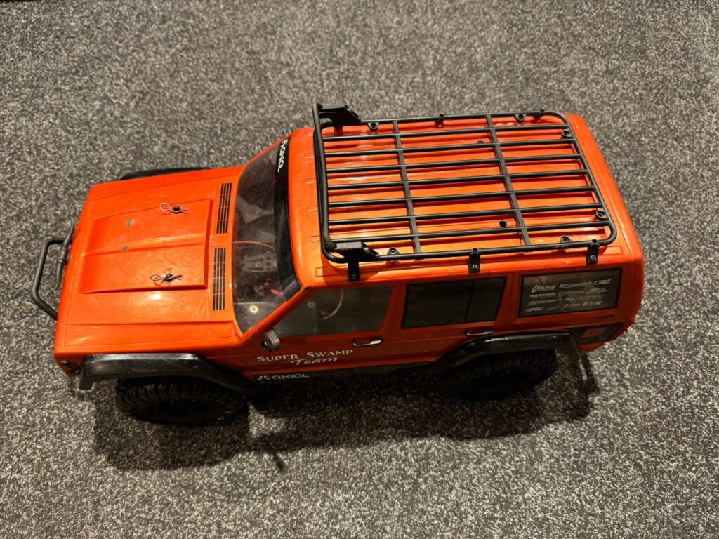 axial 1/10 crawler met motor, regelaar en servo (gebruikt maar in orde)!