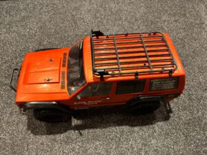 axial 1/10 crawler met motor, regelaar en servo (gebruikt maar in orde)!