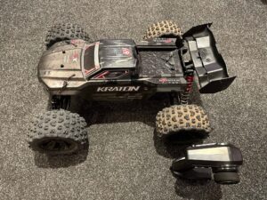 arrma 1/8 kraton 6s blx v5 4wd speed monster truck spektrum firma rtr met een zwarte body (gebruikt maar in orde)!