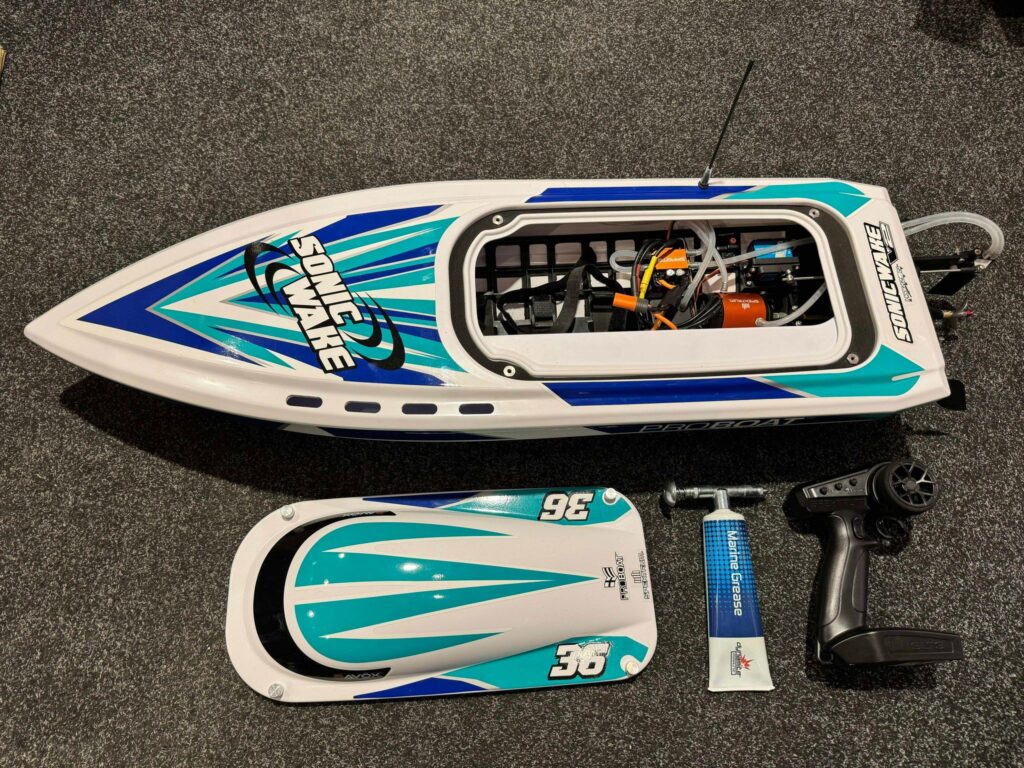 pro boat sonicwake v2 36 self righting brushless deep v rtr wit (versie 2023) met savox 1212 servo twv €94.95 + proboat vet set in een top staat!