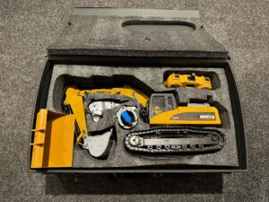 huina rc 1/14 excavator aluminium 23 kanaals 2.4g rtr v4 (versie 2024) + extra bak (nieuw met garantie)!