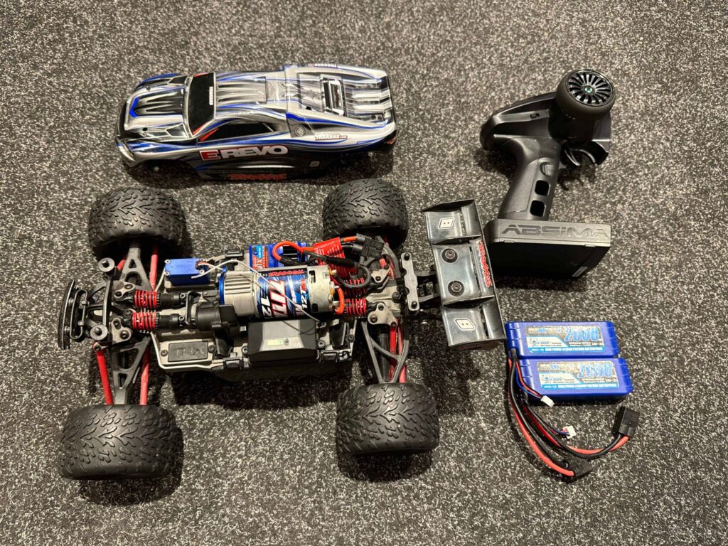 traxxas e revo 1/16 brushed monster truck rtr 2.4ghz met absima zender en 2x maxxtrax 2000mah 2s lipo batterijen (in een nette staat)!