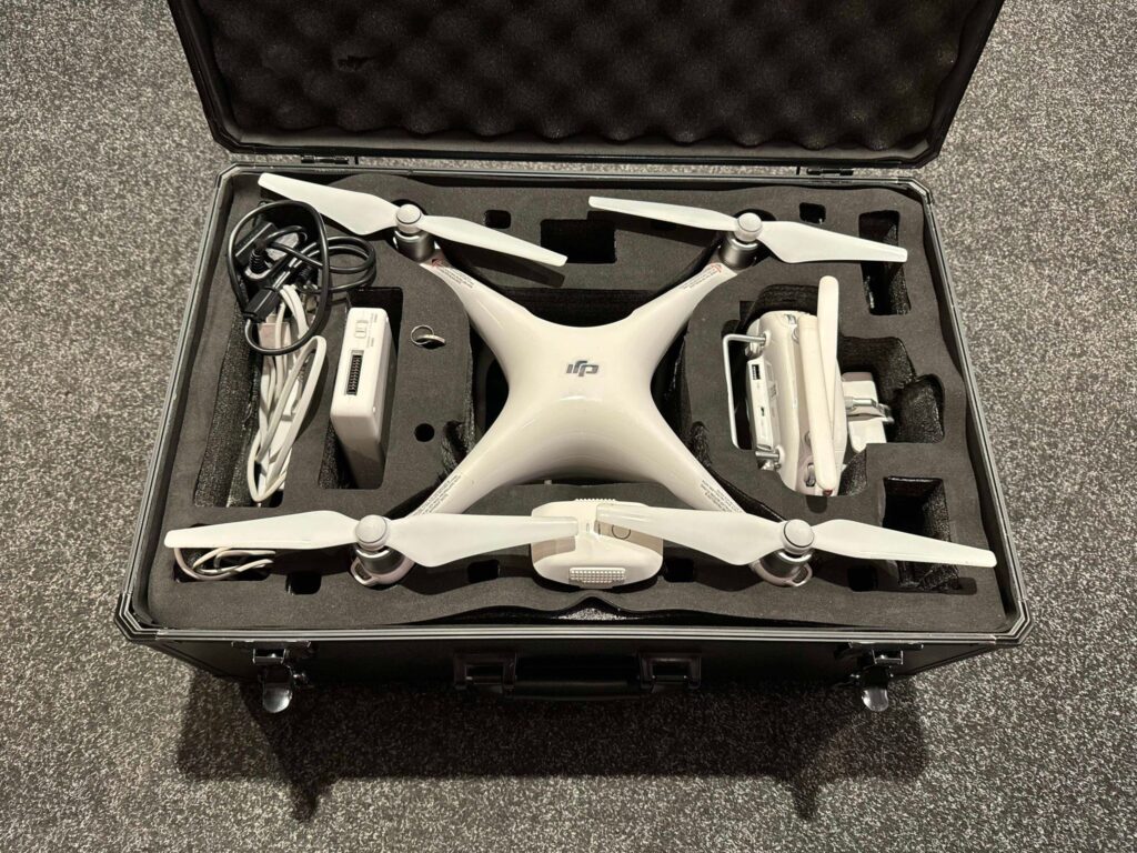 dji phamtom 4 compleet met accu, docking, zender en luxe koffer in een nette staat!